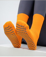Chaussettes décontractées en polyester tricotées à aiguille simple, mi-mollet, rayées, chaudes et absorbantes pour femmes, idéales pour les fêtes et les spectacles.