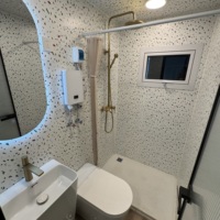 Tiny House 20FT, maison conteneur extensible avec fenêtres panoramiques et intérieur confortable pour location de vacances Airbnb en bord de lac