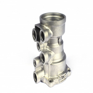 Pièce moulée en aluminium pour machines avec ailettes de refroidissement et trous de fixation, fabrication sur mesure - Product Image 3