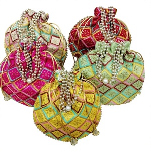 Bolsos de Noche Batwa Potli Elegantes de Seda India Hechos a Mano con Correa Dori - Regalos Modernos para Celebraciones de Boda, Capacidad de 1-1.9L, Forro de Algodón - Product Image 1