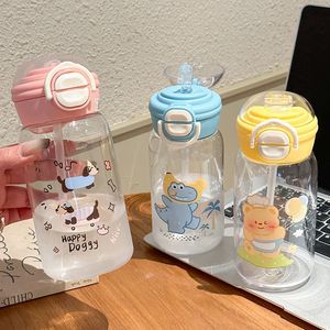 ขวดน้ำพลาสติกเด็ก ลายการ์ตูนน่ารัก สำหรับเด็กชายและเด็กหญิง พร้อมหลอดดูดน้ำสองแบบ ฝาปิดแบบเด้ง ใช้สำหรับใส่นม น้ำผลไม้ - Product Image 1