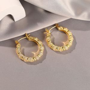 Boucles d'oreilles clous pour femmes en or plaqué zircon géométrique tendance rétro haut de gamme français, cadeau - Product Image 4