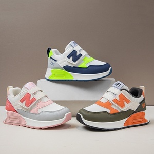 Baskets en maille pour garçons et filles, nouvelle collection automne 2025, semelle souple, fermeture auto-agrippante, durables, antidérapantes, respirantes, chaussures tendance mi-hautes à grandes tailles - Product Image 2