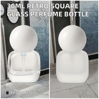 Flacon pulvérisateur de parfum en verre transparent rétro de 30 ml en gros, diffuseur à bâtonnets, impression sérigraphique, pompe au design carré plat exquis