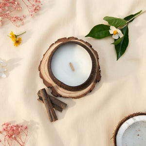Vela de Cera de Soja Orgánica en Recipiente de Coco con Mecha de Madera para Relajación en Interiores, Diseño Estético, Suministro Personalizado - Product Image 1