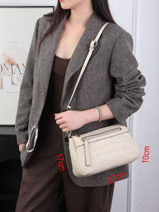 Sac Ando pour femme en cuir de vachette gaufré crocodile, sac bandoulière avec sangle réglable et poches zippées - Product Image 3