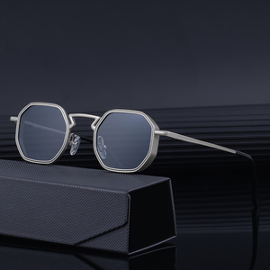 Herren Designer UV400 Sonnenbrille Custom Logo Metall Polygonal geformte Sonnenbrille mit Gold oder Grau Rahmen Trendy Styles - Product Image 1