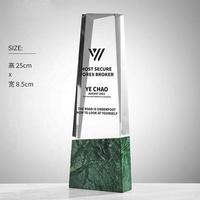Prix du trophée en marbre de cristal d'obélisque de triangle de haute qualité Conception durable populaire pour les récompenses de souvenirs de remise des diplômes