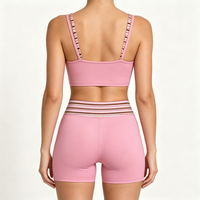 Ensemble de sport respirant 2-en-1 pour femme : soutien-gorge de sport superposé et short contrastant – Tenue de loisirs et de fitness