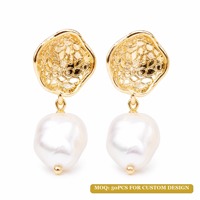 Anting-anting bunga mawar berukir, berbahan kuningan lapis emas, dengan liontin mutiara baroque, desain openwork, perhiasan artisan wanita.