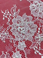 Tissu de dentelle en tulle à cils brodé floral en grappe, orné de perles tubulaires et de perles à la main, ajouré, pour robe de mariée et de soirée