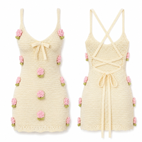 Robe mini en tricot crocheté pour femme avec appliques florales 3D, col rond, bretelles spaghetti, nœud décoratif et découpes, idéale pour la plage