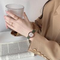 Montre quartz femme vintage boîtier carré or rose, bracelet simili cuir, cadran minimaliste chiffres partiels