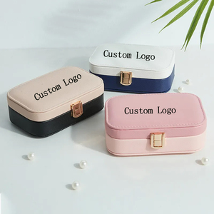 Pequeñas Cajas de Joyería de Terciopelo Verde para Viaje, Personalizadas con Logotipo, para Anillos, Pendientes y Colgantes - Product Image 1