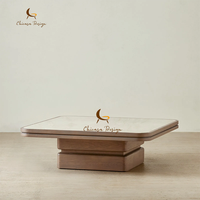 Table basse moderne haut de gamme avec plateau en marbre texturé et base en noyer à plusieurs niveaux, mobilier pour espace de vie organique