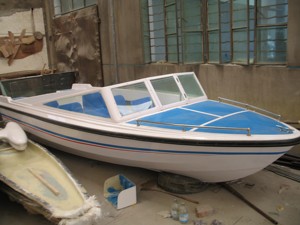 Yate Deportivo <span class=keywords><strong>de</strong></span> Fibra <span class=keywords><strong>de</strong></span> Vidrio para 8 Pasajeros con Motor Fuera <span class=keywords><strong>de</strong></span> Borda <span class=keywords><strong>de</strong></span> <span class=keywords><strong>Gasolina</strong></span> y Control Remoto para Pesca y Turismo - Product Image 3