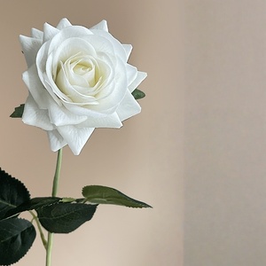 Fiori Artificiali Realistici Fatti a Mano per Decorazioni Matrimoniali, Vendita all'Ingrosso - Product Image 1