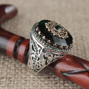 Anello da Uomo Stile Vintage con Accento Verde, Design Classico - Product Image 4