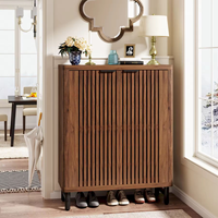 Meuble à chaussures sur mesure en bois rétro avec portes à lattes, grand rangement, étagère haute pour entrée de couloir