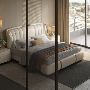 Cadre de lit capitonné de luxe - Lit king size en cuir de style moderne crème avec incrustations métalliques dorées pour ensemble de meubles de chambre principale - Product Image 2