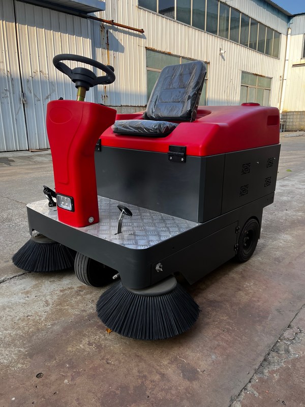 High efficiency Road Sweeper Driver operated