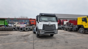 Camion <span class=keywords><strong>tracteur</strong></span> SINOTRUK HOWO 6x4 d'occasion <span class=keywords><strong>de</strong></span> haute qualité, 371 CV, conduite à gauche, poids lourd, en excellent état, à vendre - Product Image 4