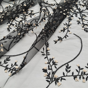Tissu en tulle brodé de dentelle florale noire élégante avec de petites fleurs pour la confection de robes et la décoration intérieure - Product Image 2