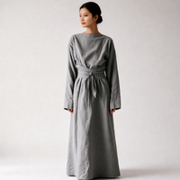 Robe midi décontractée en lin uni pour femme, col bateau, manches longues, taille croisée avec ceinture, coupe ample et fluide, idéale pour l'été