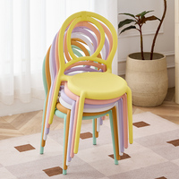 Chaise d'enfant en plastique élégante et abordable, idéale pour les fêtes et la salle à manger, en promotion
