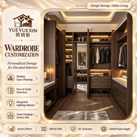 Dressing sur mesure en bois de noyer foncé avec miroir central et étagères éclairées par LED pour vestiaires de villas de luxe