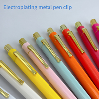 Logo personnalisé hexagonal macaron stylo à bille Morandi cadeau publicitaire 1.0mm matière plastique jaune corps traitement des taches en métal