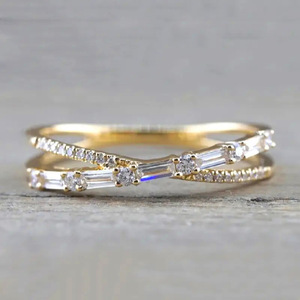 H393 Anello di fidanzamento da donna in oro bianco con diamanti taglio baguette e pietre laterali naturali colore G - Product Image 6