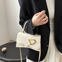 Sac à main à rabat incurvé de style luxueux au design classique, boucle en métal irrégulière, mini sac carré à bandoulière pour femmes