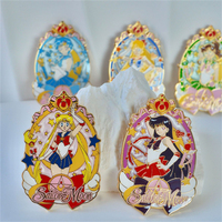 Vente en gros de figurines d'anime Sailor Moon de haute qualité, badges en émail dur, accessoires de dessins animés