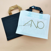Sacs à provisions en plastique réutilisables personnalisés de bonne qualité imprimés de logo de couleur blanche avec poignée pour le paquet d'emballage de vêtement