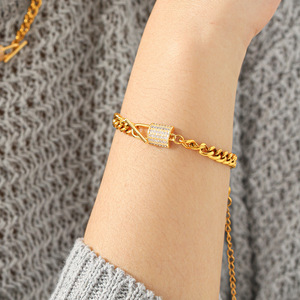 Conjunto de collar y pulsera de cadena cubana con diamantes de lujo, chapado en oro, de acero inoxidable pulido, resistente al agua, para mujer. - Product Image 4