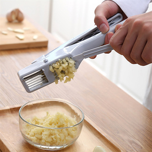 hot sale wholesale Send cleaning small brush kitchen manual plastic stainless steel blade to cut garlic slices garlic press