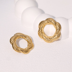 Nuovi Orecchini a Perno in Acciaio Inossidabile Stile Europeo e Americano, Versatili e alla Moda, Popolare Design a Fiore <span class=keywords><strong>Martellato</strong></span> - Product Image 3