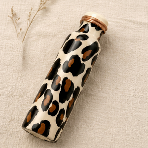 Bouteille d'eau en cuivre pur à imprimé léopard de qualité supérieure pour les bienfaits ayurvédiques, fabriquée à la main, étanche, gourde de sport contemporaine - Product Image 1
