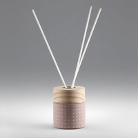 Bouteilles diffuseurs à roseaux en verre rose clair imprimées sur mesure en usine, de 50 ml à 300 ml, écologiques et durables, couleurs et logos personnalisés disponibles