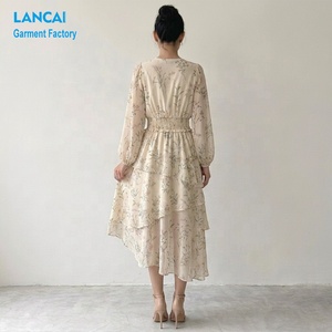 <span class=keywords><strong>Robe</strong></span> <span class=keywords><strong>longue</strong></span> en mousseline florale personnalisée pour <span class=keywords><strong>femme</strong></span>, col en V, manches lanternes, taille haute, ourlet à volants étagés smocké, fabricant OEM ODM - Product Image 4