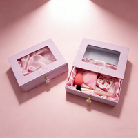 Boîte d'Emballage Cadeau en Carton Rose Sur Mesure à Tiroir Coulissant pour Cheveux, Extensions et Perruques, avec Insert en Satin et Fenêtre en PVC