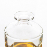 Decantador de whisky redondo de cristal de lujo con tapón de vidrio Fábrica al por mayor para uso doméstico