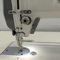 Machine à coudre à pied marcheur robuste DS-0303R avec accessoire pour sangle et tire-fil électronique