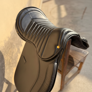 Silla de Montar Inglesa de Cuero Negro Premium con Asiento Acolchado Profundo |   Silla de Montar Ecuestre - Product Image 1