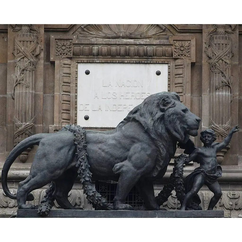 Einen großen Löwen führen, der eine Kinder bronzestatue zeigt