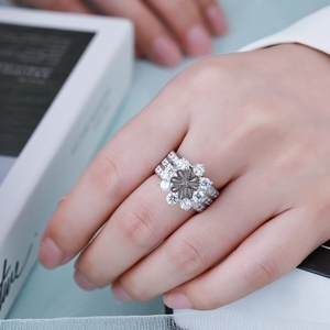 เครื่องประดับหรูหรา แหวนรูปดอกไม้ทองคำขาว 18K สำหรับผู้หญิง ประดับเพชรธรรมชาติทรงกลมเจียระไนแบบเหลี่ยม พร้อมตัวเรือนแบบกึ่งสำเร็จรูป - Product Image 4