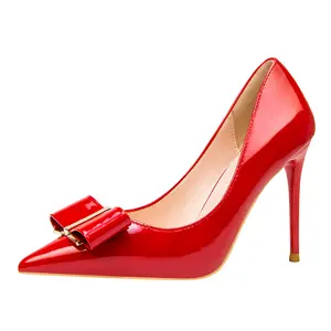 Fabricante personalizado para niñas, zapatos de tacón alto de punta roja para mujer
