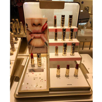 Présentoir de magasin de cosmétiques de luxe personnalisé d'usine OEM présentoir pour eye-liner maquillage présentoir de maquillage en acrylique sur mesure pour comptoir
