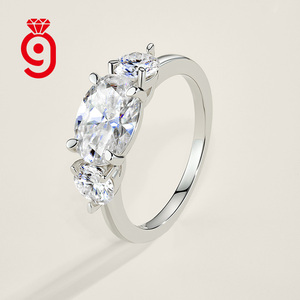 Bague en argent S925 luxueuse et intemporelle à trois pierres rondes en moissanite, pierres graduées pour un engagement significatif, idéale pour le quotidien et les fêtes - Product Image 3